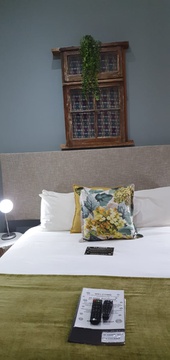 Luxury Queen Room 5 @ De Akker Guesthouse in Oudtshoorn